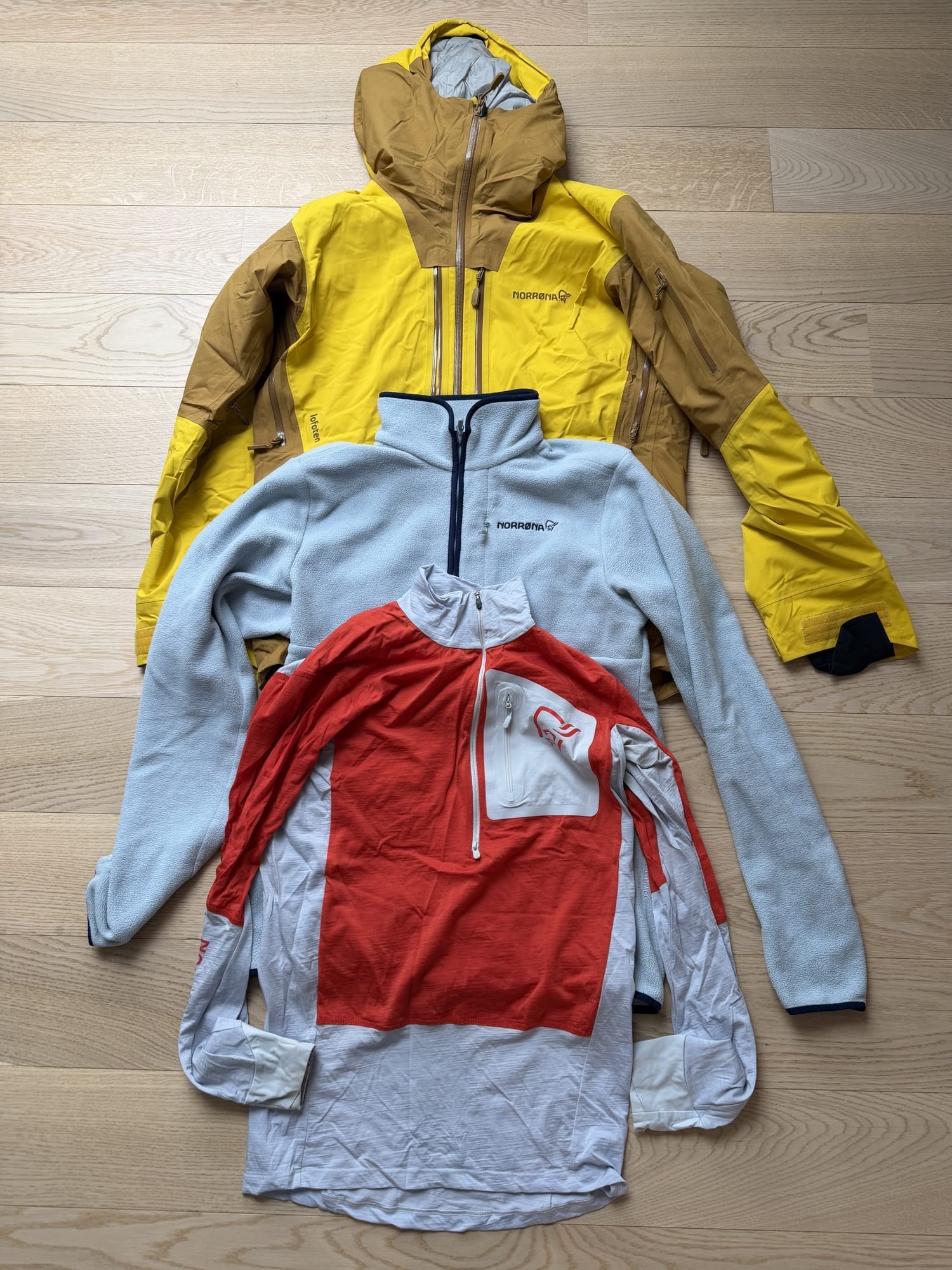 现在主用的 Norrøna 三层：外层 Lofoten Gore-Tex 夹克、中层 warm2 抓绒、内层 Lofoten 美利奴底层